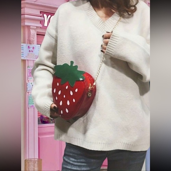 NEW STRAWBERRY SHAPED CROSSBODY 7” x 7” REMOVABLE STRAP!! - Picture 3 of 8
